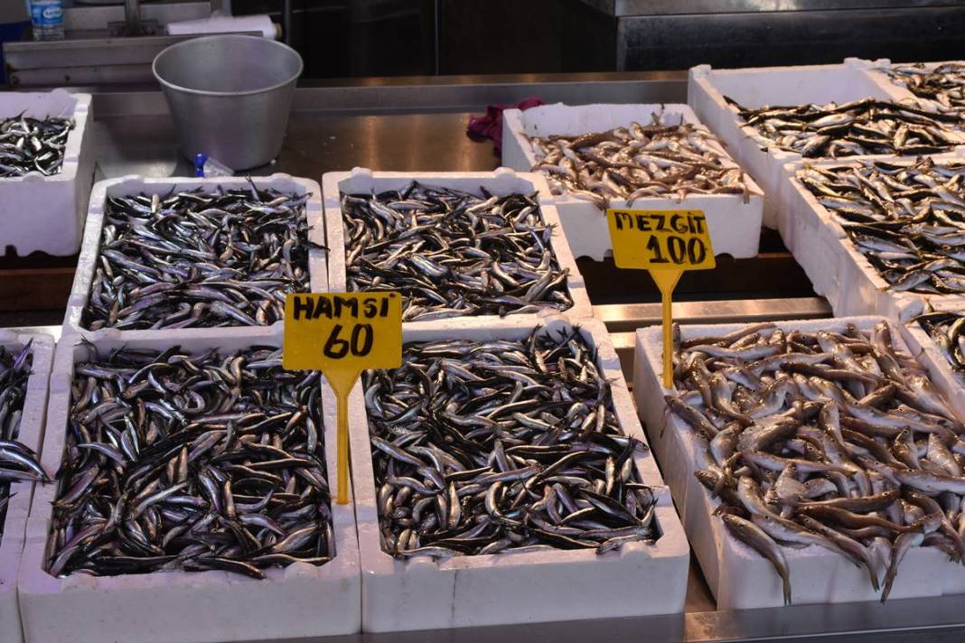 Tezgahların en ucuzu hamsi bile alev alev cep yakıyor! Bir günde yüzde 75 zamlandı, çarşıya giden vatandaş eli boş döndü 17